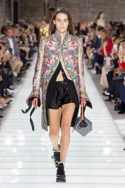Look 10